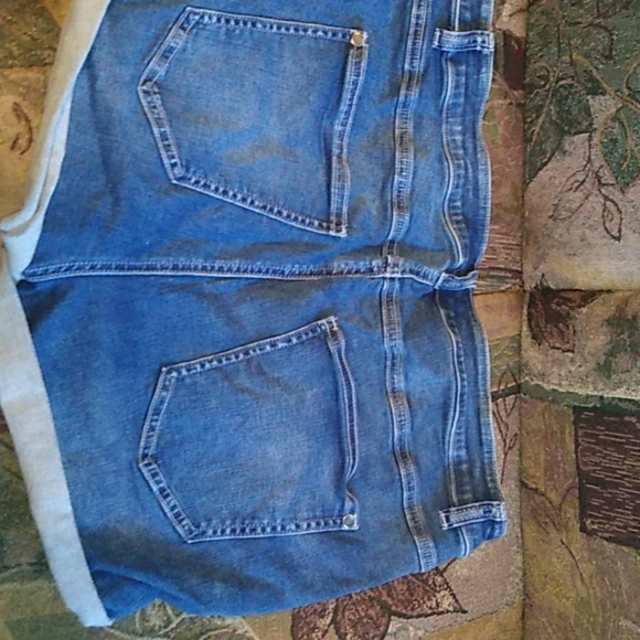 🆕 Zippered Jean Shorts 🆕 - Picture 5 of 5